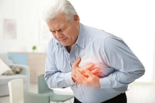 Mand tager sig til brystet grundet smerte, der kan være forårsaget af forskellige typer af hjertesygdomme