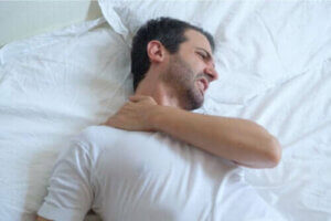 Tips til at sove med senebetændelse i skulderen