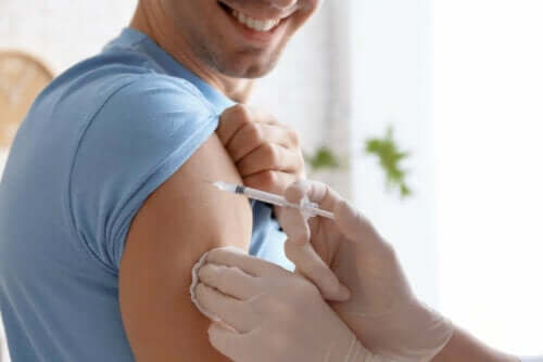 Mand vaccineres mod meningokokker