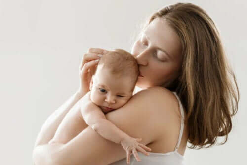 Mor krammer nyfødt for at opnå hud mod hudkontakt
