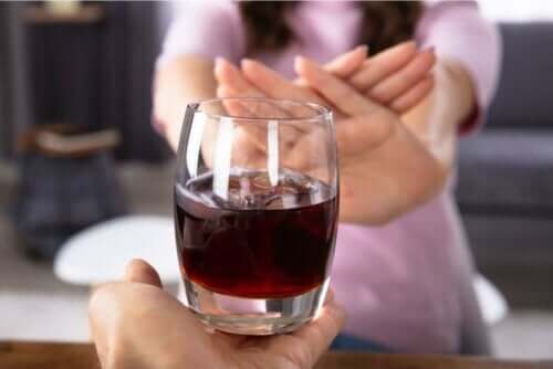 Kvinde siger nej til alkohol, da det er noget, man skal undgå som gravid