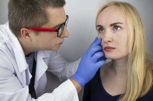 Øjenlæge undersøger kvindes øje