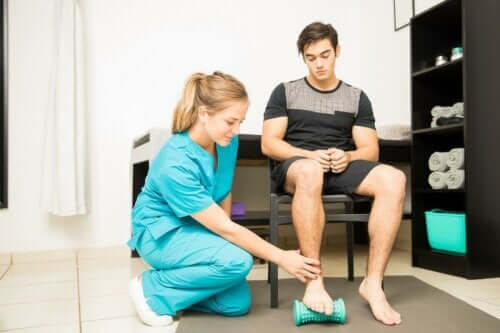 Mand behandles for plantar fasciitis