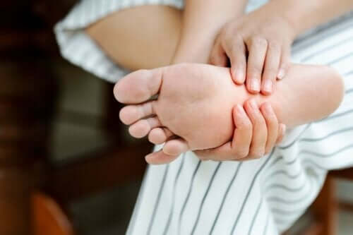 Person med plantar fasciitis har ondt i foden