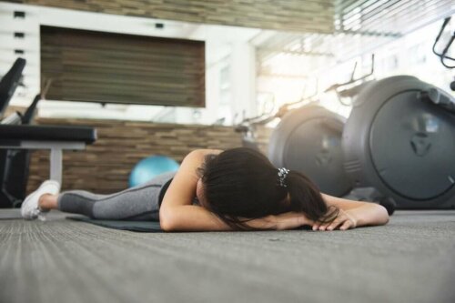 Kvinde på gulv i motionscenter illustrerer pludselige dødsfald indenfor sport