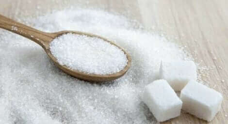 Sukker på ske og bord, selvom man skal begrænse sukker under graviditet