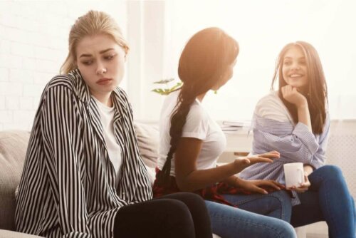 Trist pige ved siden af glade piger lider af aleksitymi