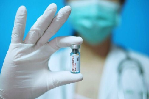 Fagperson holder poliovaccinen i hånd