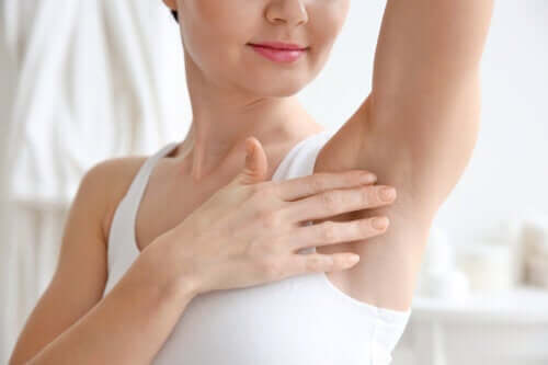 Syv naturlige produkter, der reducerer dårlig lugt fra armhulerne