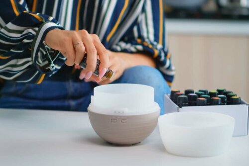 Kvinde anvender aromaterapi til at lindre menstruationssmerter