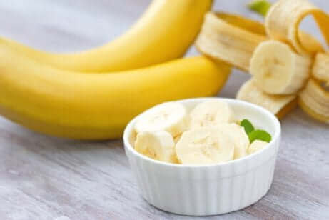 Bananer i skiver i skål