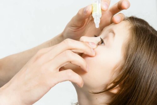 Pige får øjendråber mod øjenbetændelse hos børn