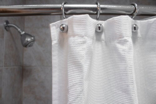 5 tips til at rengøre bruseforhæng og holde dem skimmelfrie