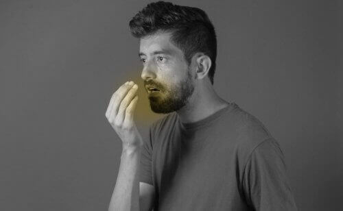 Mand med dårlig ånde som følge af at følge ketokuren