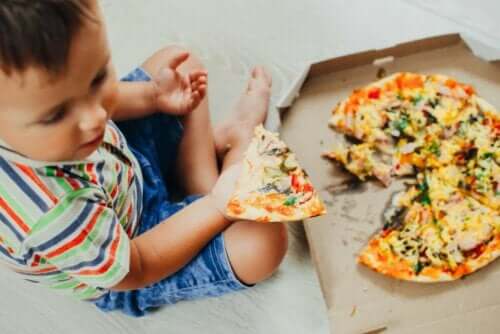 Dreng spiser pizza