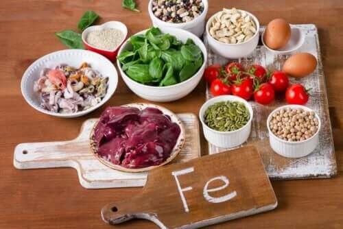Her ses nogle fødevarer, der indeholder jern