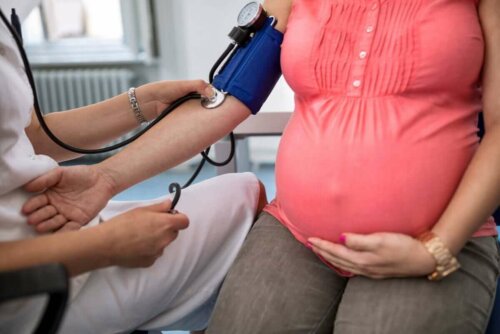 Gravid får målt blodtryk for at holde opsyn med overvægt under graviditet
