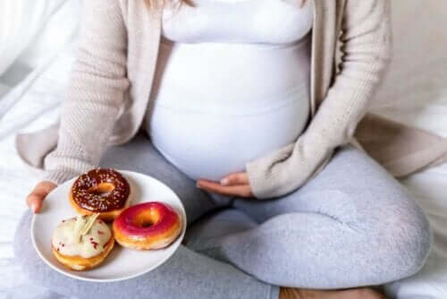 Gravid kvinde med donuts