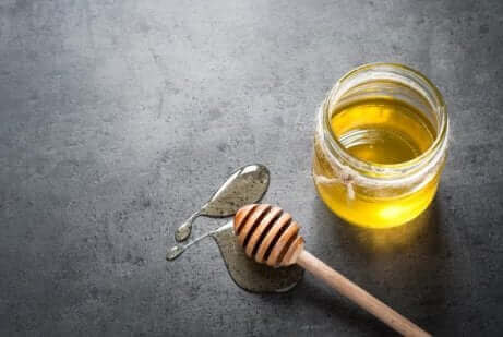 Honning i glaskrukke til at lave hjemmemidler med honning