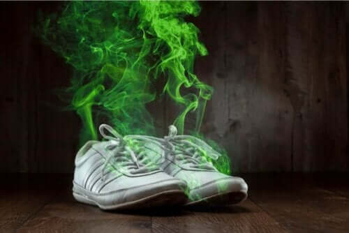 Ildelugtende sko med grÃ¸n damp