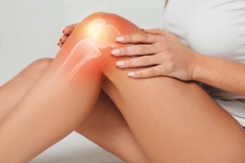 Kvinde med med forstuvning af knæet