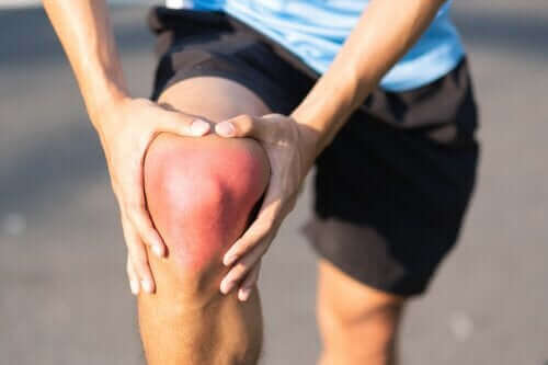 Forstuvning af knæet: Årsager, symptomer og anbefalinger