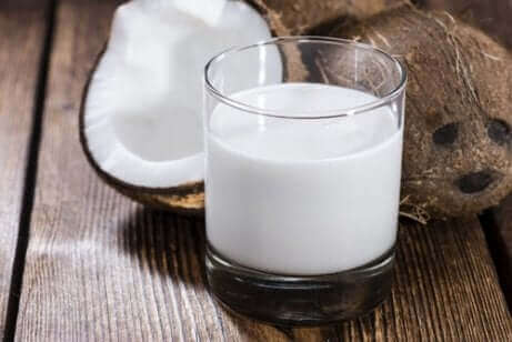 Kokosmælk til at lave mælkefri kokosis