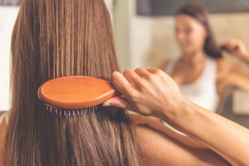 Kvinde børster sit hår