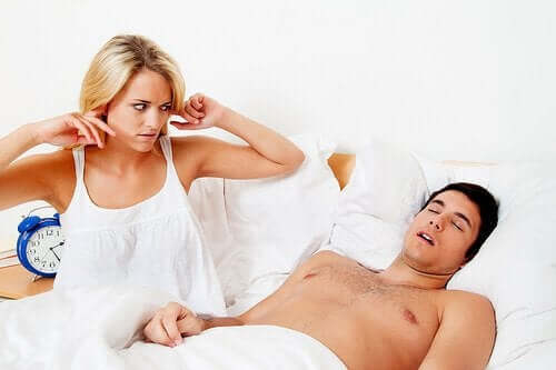 Kvinde, der ikke kan sove, har brug for, at partneren vil håndtere søvnapnø