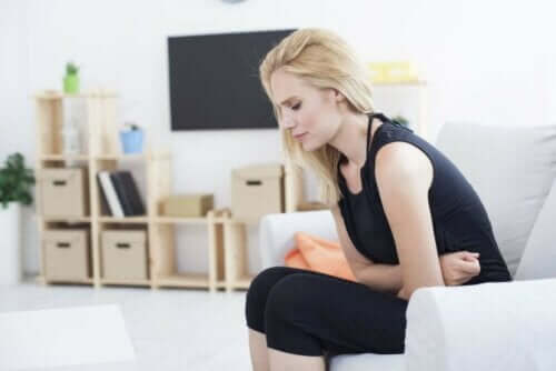 Kvinde med mavepine grundet sure opstød