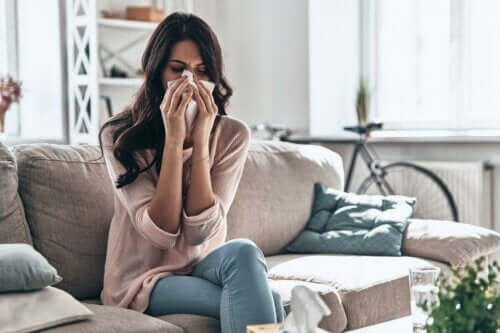 Kvinde pudser næse grundet symptomer på astma og rhinitis