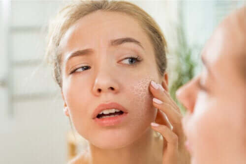 Hvad er gængse årsager til tør hud?