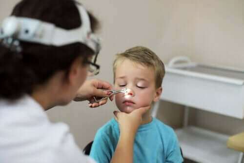 Læge tjekker drengs næse for adenoiditis