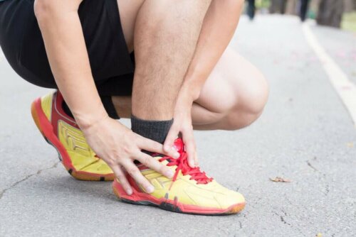 Løber, der tager sig selv ankel, har brug for behandlingen af seneskedehindebetændelse
