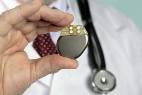 Læge, der holder en pacemaker