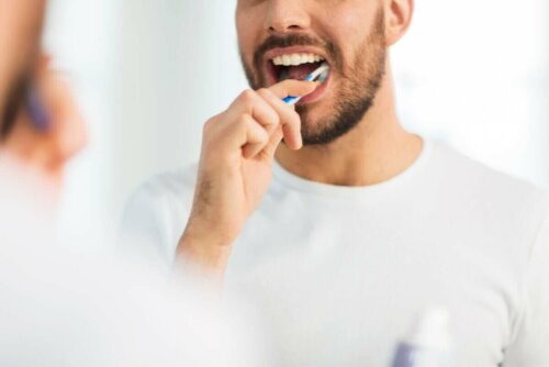 Mand børster tænder