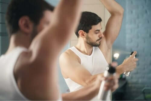 Mand anvender deodorant for at undgå kraftig kropslugt