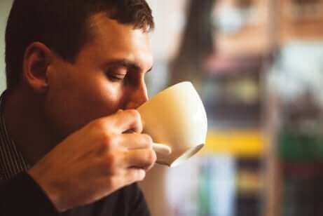 Mand med kaffekop og sunde vaner for at drikke kaffe