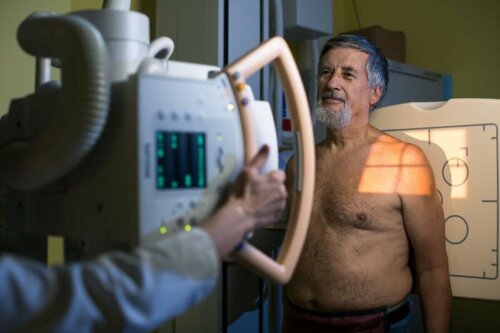 Mand får lavet undersøgelser til at diagnosticere hjertesygdomme