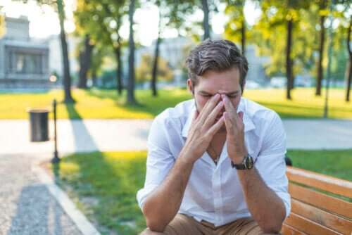 Mand, der tager sig til næse i park, oplever astma og rhinitis