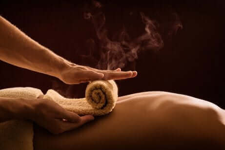 Massage med varmt håndklæde