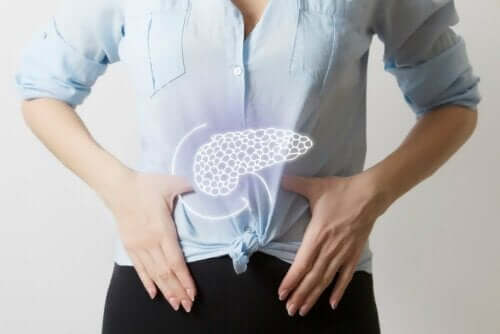 Kvinde viser bugspytkirtel