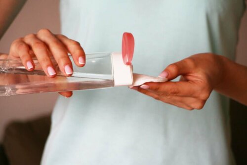Kvinde kommer micellar water på vatrondel