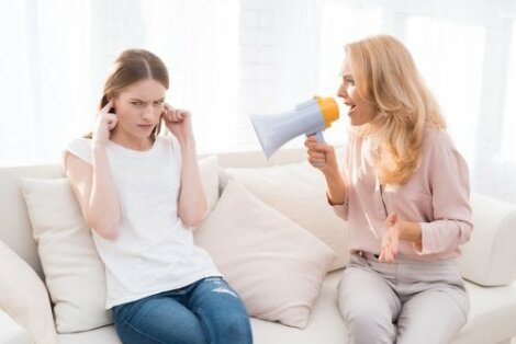 5 måder, hvorpå det forårsager langvarige skader at råbe af børn