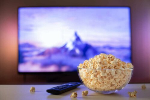 Skål med popcorn foran fjernsyn