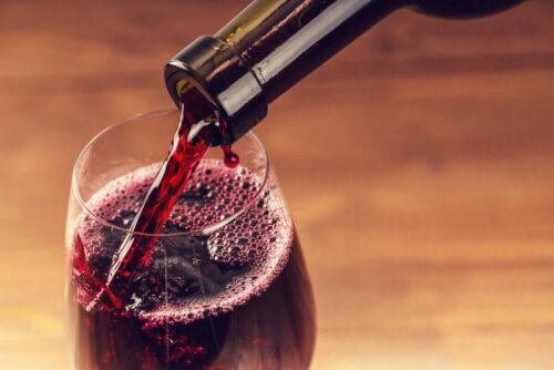 Rødvin hældes op i glas
