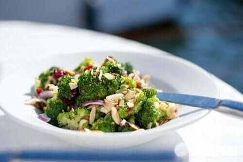 Salat med broccoli