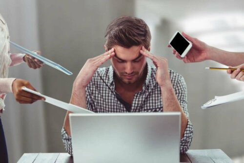 Stresset mand ved computer rækkes en masse ting