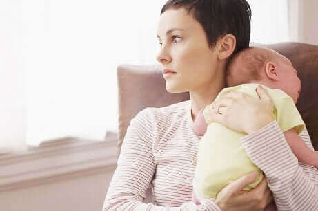 Trist mor med baby er eksempel på, hvordan man kan genkende en fødselsdepression
