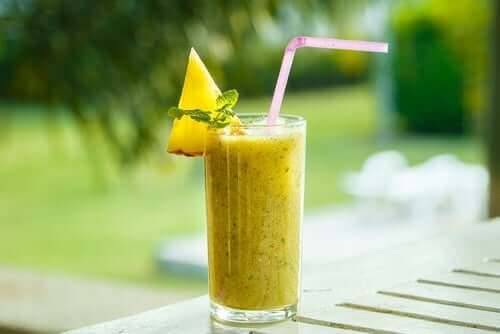 Ananasjuice er eksempel på naturlige midler mod knæproblemer